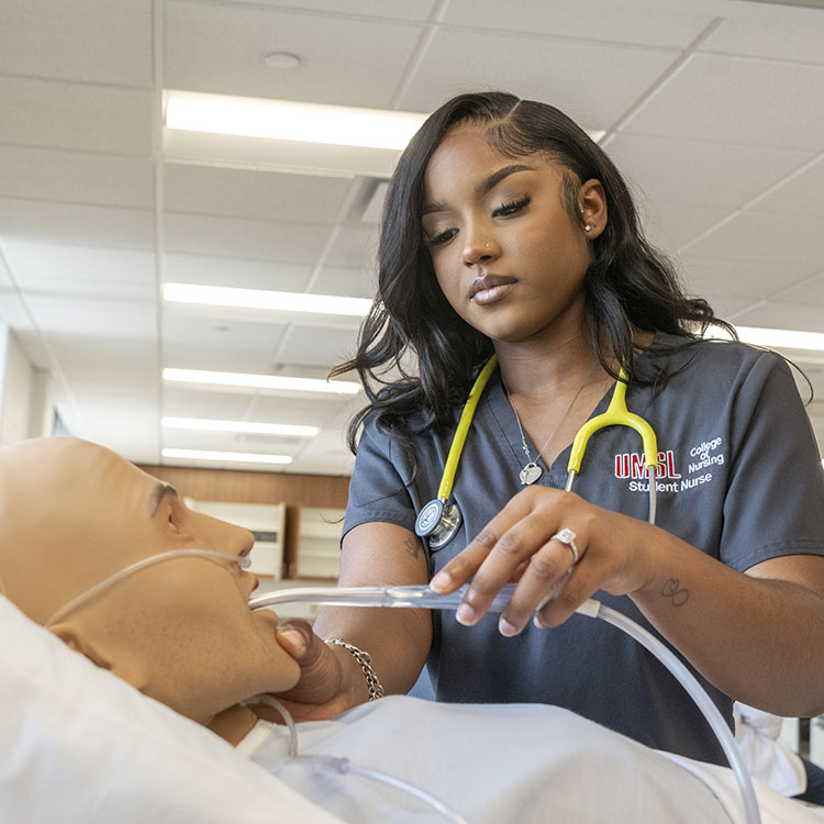 student nurse in the simulation lab